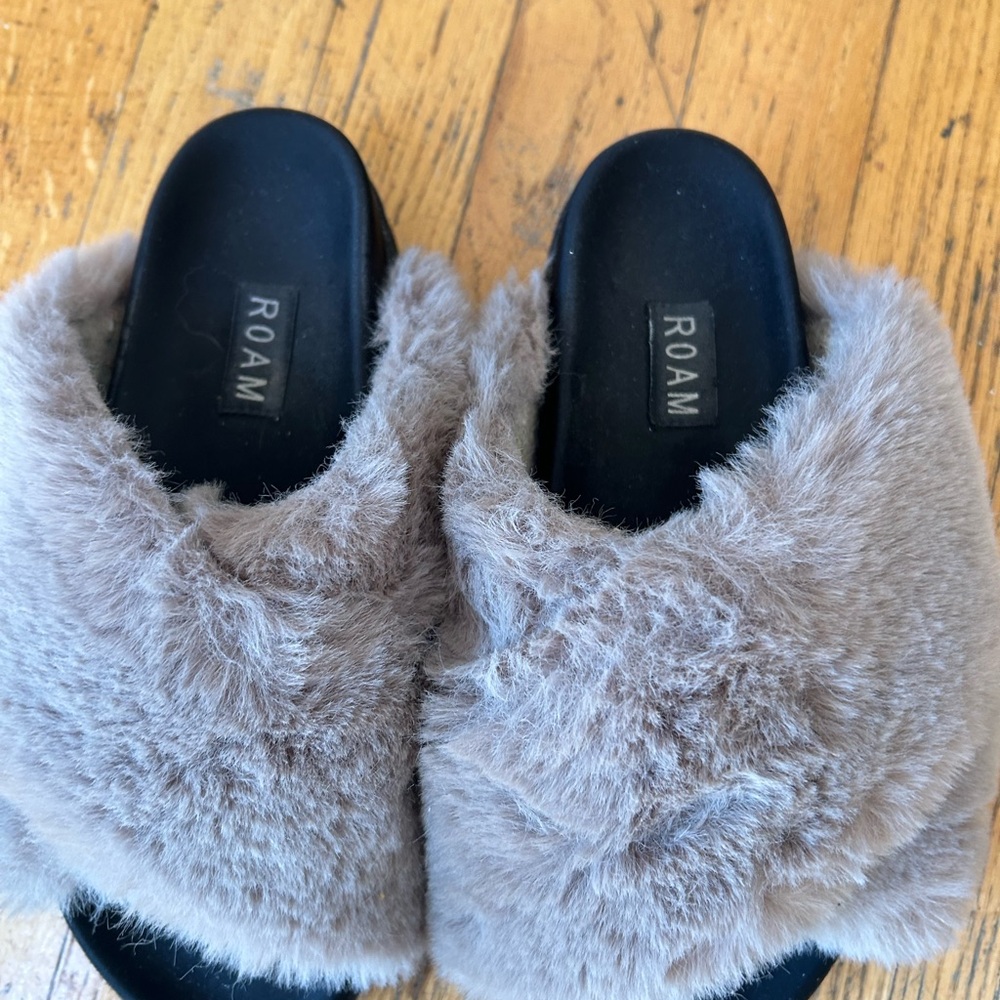 ROAM Women's Plush Furry Slippers - Tan